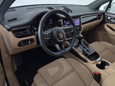Certified 2025 Porsche Macan image 4