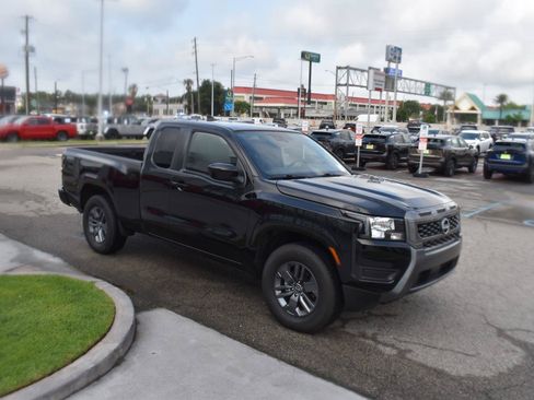 Used 2025 Nissan Frontier SV RWD image 17