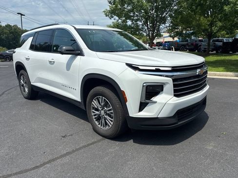 Used 2026 Chevrolet Traverse LT w/ Driver Confidence Package FWD image 3