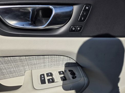 Used 2022 Volvo XC60 B5 Momentum image 14