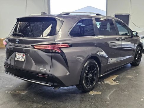 Used 2023 Toyota Sienna Platinum AWD/4WD image 4