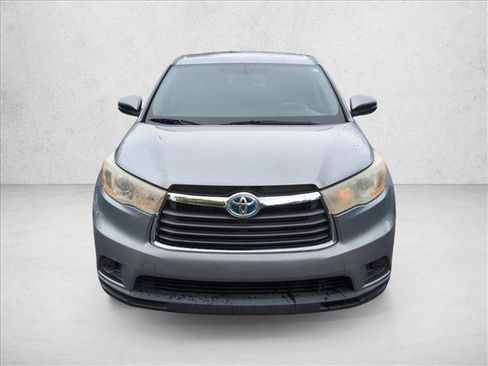 Used 2014 Toyota Highlander LE FWD image 2