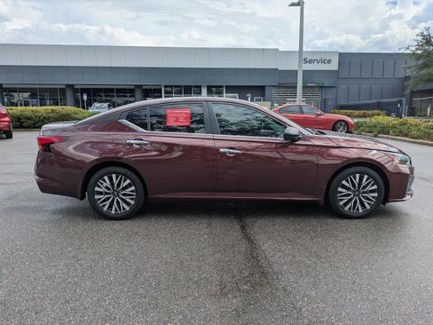 Certified 2024 Nissan Altima 2.5 SV FWD image 3