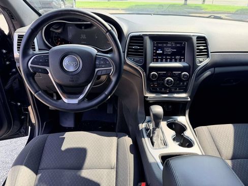 Used 2018 Jeep Grand Cherokee Laredo AWD/4WD image 2