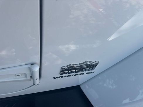 Used 2014 Jeep Wrangler Unlimited Sahara AWD/4WD image 9