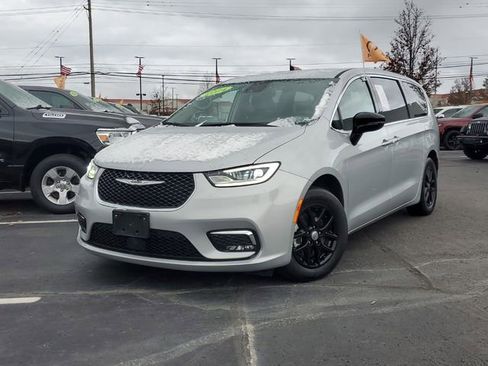 Certified 2024 Chrysler Pacifica Touring-L image 31