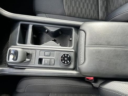 Used 2024 Nissan Pathfinder S image 19