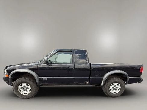 Used 2003 Chevrolet S10 Pickup LS w/ LS Preferred Equipment Group image 2