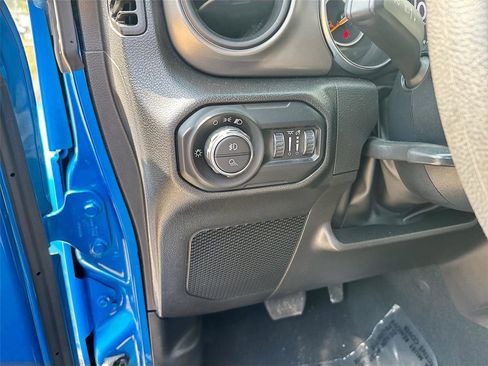 Used 2022 Jeep Gladiator Sport AWD/4WD image 9