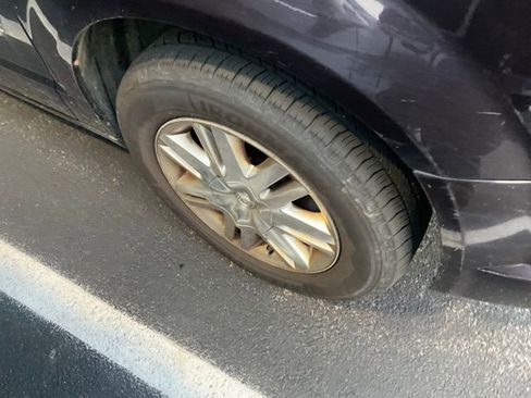 Used 2010 Chrysler Town & Country Touring image 2