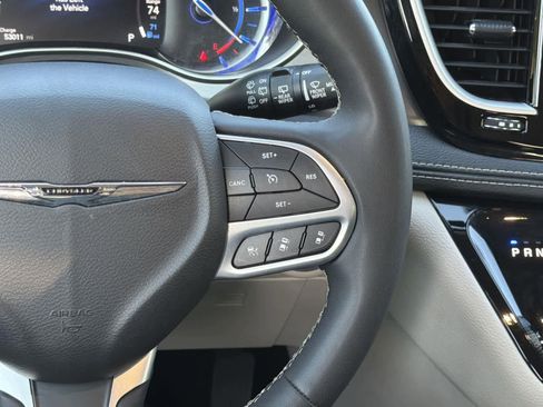 Used 2024 Chrysler Pacifica Select image 13
