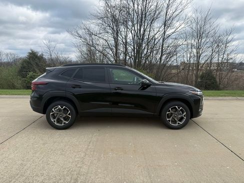 New 2026 Chevrolet Trax LT image 2