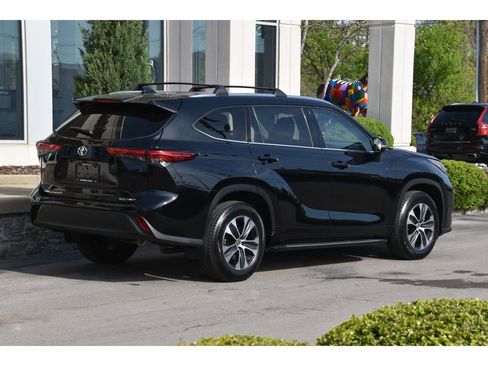 Used 2021 Toyota Highlander XLE AWD/4WD image 4
