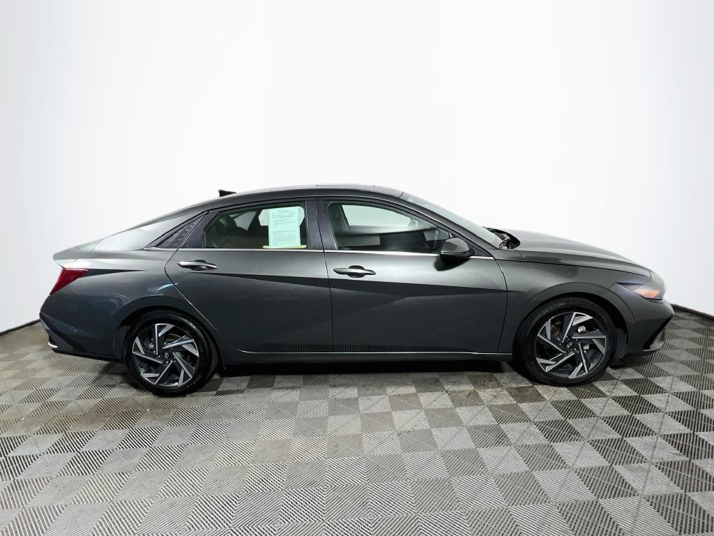 Used 2025 Hyundai Elantra Limited FWD image 8