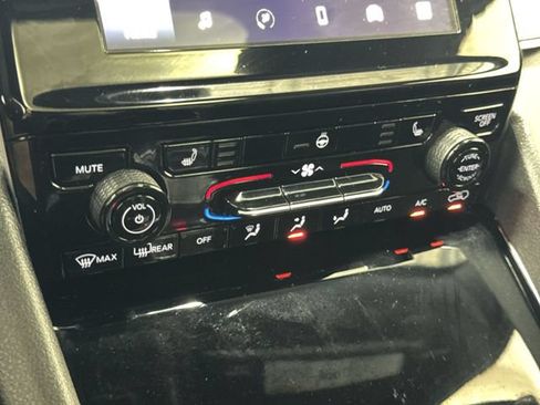 Used 2023 Jeep Grand Cherokee Altitude AWD/4WD image 20
