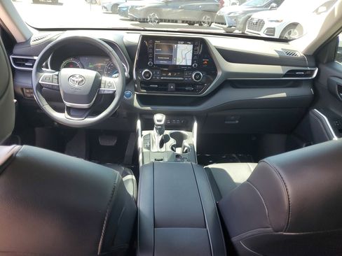 Used 2022 Toyota Highlander XLE FWD image 16