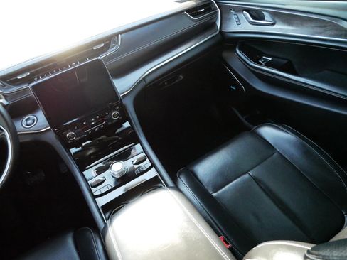 Used 2022 Jeep Grand Cherokee Overland w/ Luxury Tech Group IV image 11