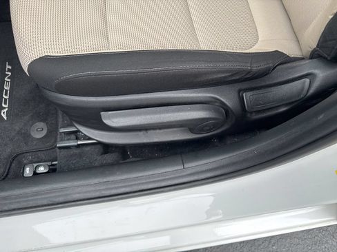 Used 2019 Hyundai Accent SE w/ Cargo Package FWD image 5