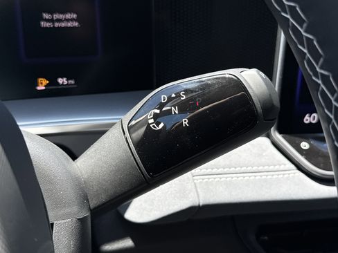 Used 2025 Volkswagen Tiguan SE image 14