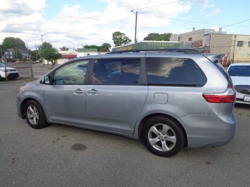 Used 2017 Toyota Sienna LE image 12