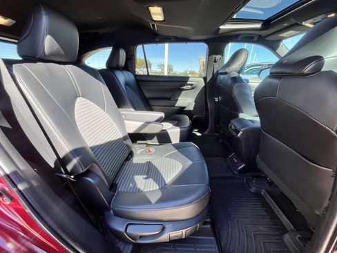 Used 2022 Toyota Highlander XSE image 23