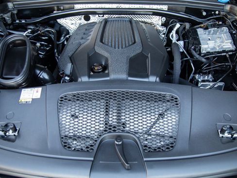 Certified 2023 Porsche Macan AWD/4WD image 28