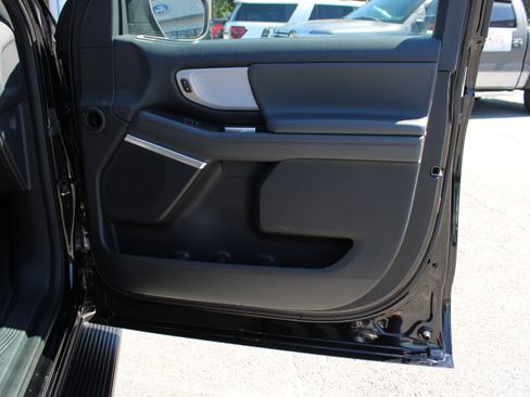 Used 2025 Ford Expedition Active AWD/4WD image 17