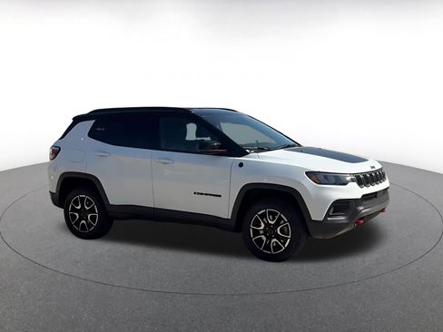 Used 2025 Jeep Compass Trailhawk AWD/4WD image 2