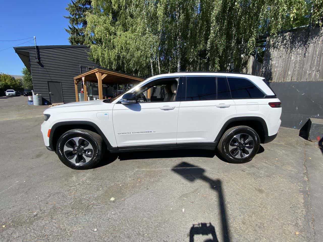 Used 2024 Jeep Grand Cherokee Limited 4xe AWD/4WD image 3
