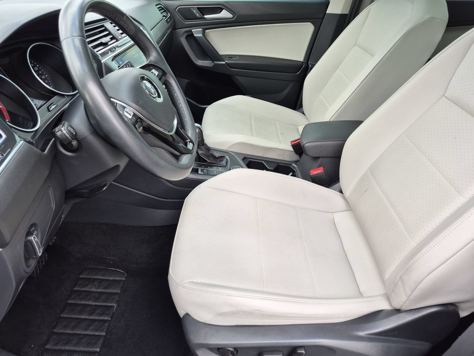 Used 2020 Volkswagen Tiguan SE w/ Panoramic Sunroof Package AWD/4WD image 15