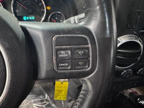 Used 2015 Jeep Wrangler Unlimited Rubicon w/ Connectivity Group AWD/4WD image 23