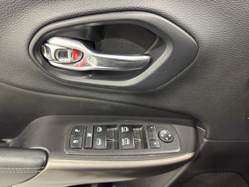 Used 2019 Jeep Cherokee Latitude Plus w/ Comfort/Convenience Group AWD/4WD image 12
