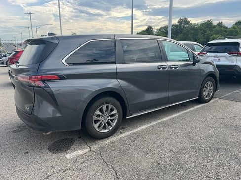 Used 2025 Toyota Sienna LE FWD image 5