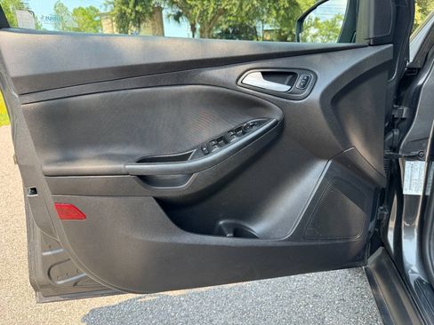 Used 2017 Ford Focus SE FWD image 37