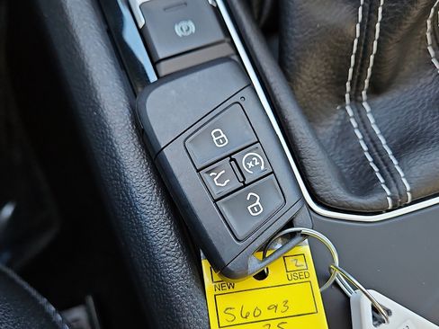 Certified 2025 Volkswagen Taos SE image 19