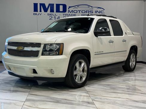 Used 2013 Chevrolet Avalanche LTZ image 2