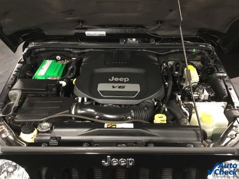 Used 2015 Jeep Wrangler Unlimited Rubicon w/ Connectivity Group image 34