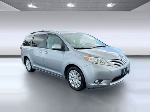 Used 2013 Toyota Sienna Limited w/ Premium Pkg FWD image 6