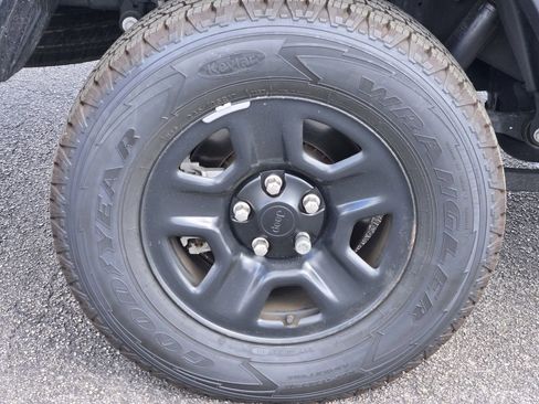 Used 2024 Jeep Gladiator Sport image 9