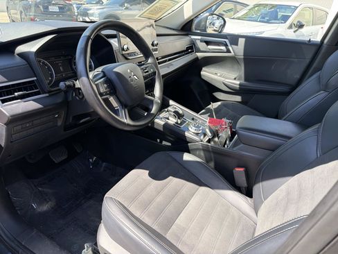 Used 2024 Mitsubishi Outlander FWD image 13