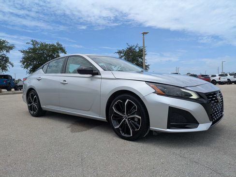 Used 2023 Nissan Altima 2.5 SR FWD image 2