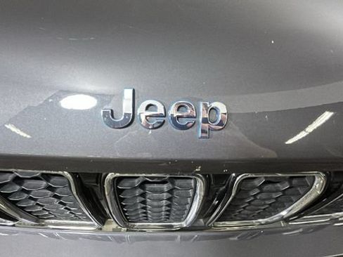 Used 2023 Jeep Grand Cherokee Overland AWD/4WD image 9