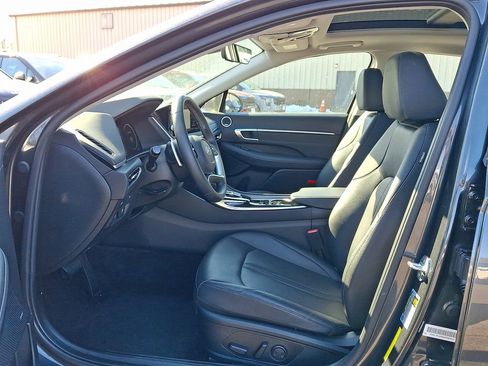 Used 2022 Hyundai Sonata Limited w/ Preferred Accessory Package image 3