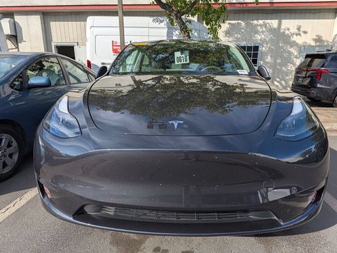 Used 2024 Tesla Model Y Long Range RWD image 6