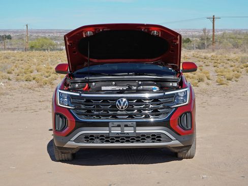 Used 2025 Volkswagen Atlas Cross Sport SE w/ Panoramic Sunroof Package image 4