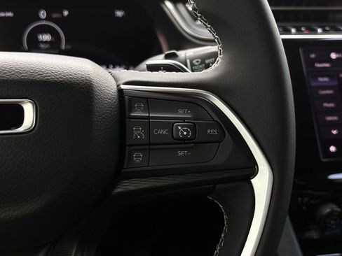 Used 2025 Jeep Grand Cherokee Laredo X RWD image 15