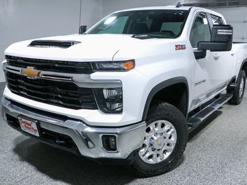 Used 2024 Chevrolet Silverado 2500 LT AWD/4WD image 32