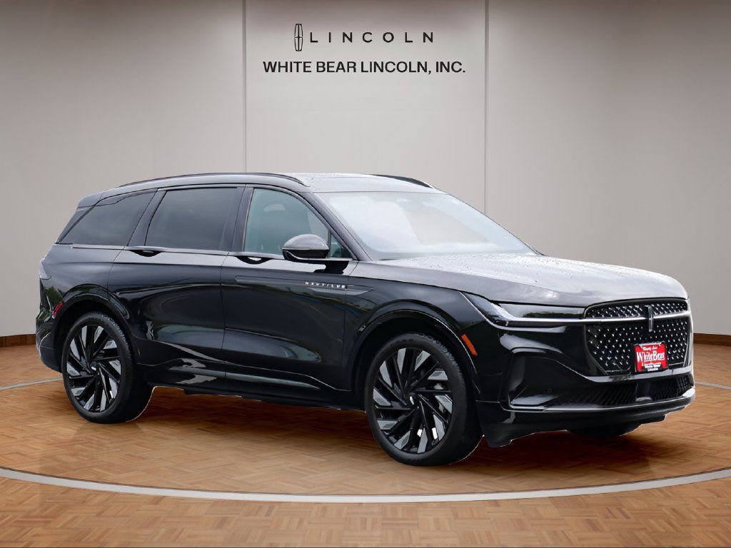 Used 2025 Lincoln Nautilus Reserve AWD/4WD image 3