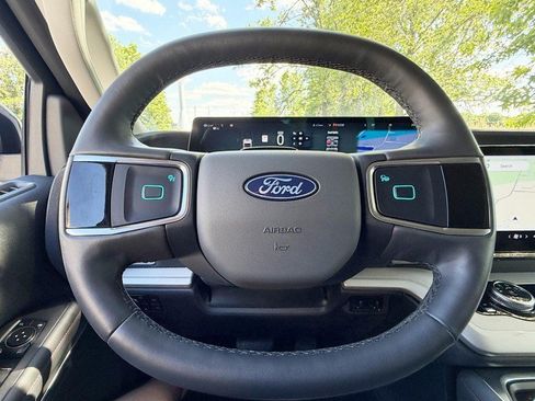 Used 2025 Ford Expedition Active AWD/4WD image 35