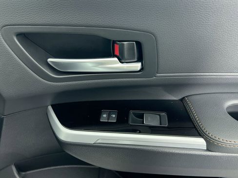 Used 2025 Toyota Sienna Platinum image 34